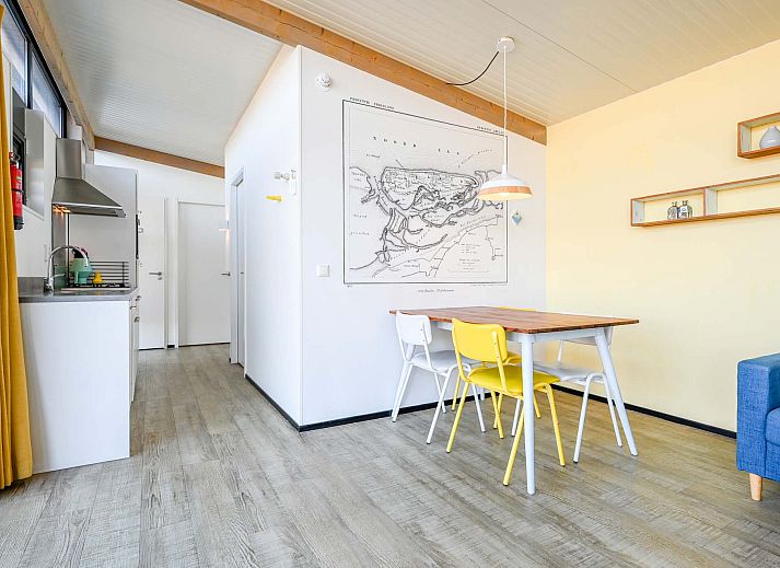 Terrasse eines freistehenden Hauses in Hollum, Ameland, Ferienhaus mit moderner Veranda auf den Watteninseln.