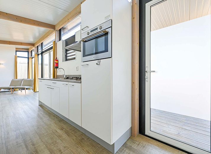 Terrasse eines freistehenden Hauses in Hollum, Ameland, Ferienhaus mit moderner Veranda auf den Watteninseln.