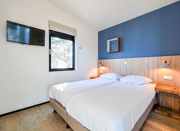 Seitenansicht des freistehenden Hauses in Hollum, Ameland, Ferienhaus mit Holzterrasse auf den Watteninseln.