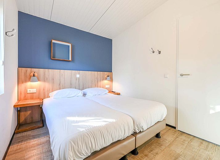 Seitenansicht des freistehenden Hauses in Hollum, Ameland, Ferienhaus mit Holzterrasse auf den Watteninseln.