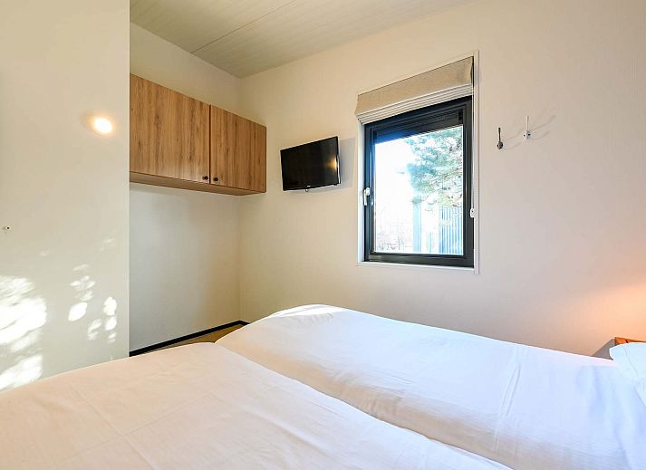 Seitenansicht des freistehenden Hauses in Hollum, Ameland, Ferienhaus mit Holzterrasse auf den Watteninseln.