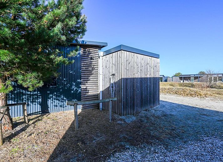 Helles Wohnzimmer eines freistehenden Hauses in Hollum, Ameland, Ferienhaus mit groen Fenstern auf den Watteninseln.