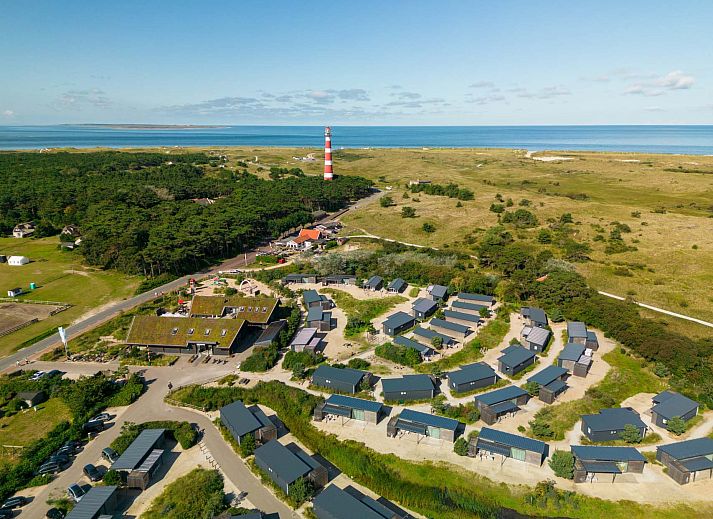 Helles Wohnzimmer eines freistehenden Hauses in Hollum, Ameland, Ferienhaus mit groen Fenstern auf den Watteninseln.