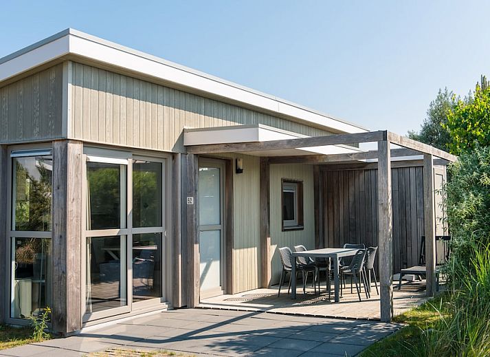 Amelandlodge 4 in Hollum, Ameland biedt een serene vakantie-ervaring met een zonnig terras en moderne vakantiehuisfaciliteiten.