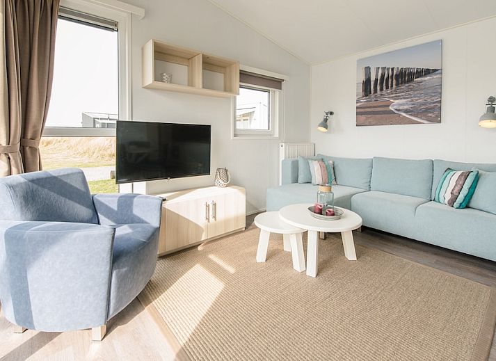 Amelandlodge 4 in Hollum, Ameland biedt een serene vakantie-ervaring met een zonnig terras en moderne vakantiehuisfaciliteiten.