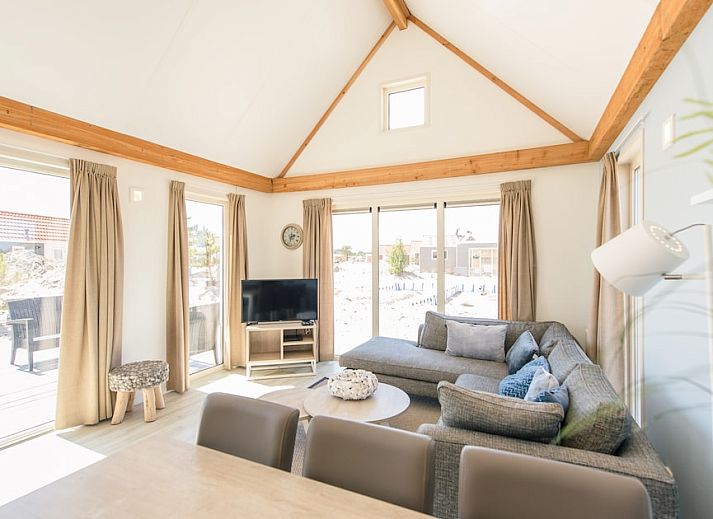 Waddenlodge 6 in Hollum, Ameland, biedt een charmant vakantiehuis met terras, gelegen te midden van de serene natuur van de Waddeneilanden.