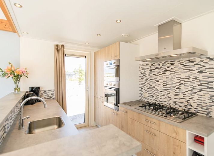 Waddenlodge 6 in Hollum, Ameland, biedt een charmant vakantiehuis met terras, gelegen te midden van de serene natuur van de Waddeneilanden.