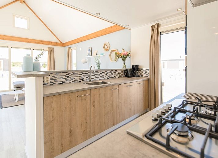 Waddenlodge 6 in Hollum, Ameland, biedt een charmant vakantiehuis met terras, gelegen te midden van de serene natuur van de Waddeneilanden.