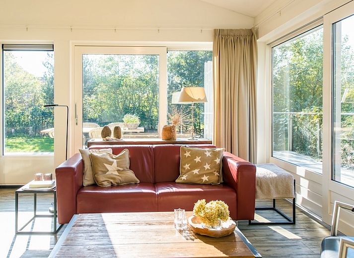 Teichhaus 4 Bungalow in Hollum, Ameland mit sonniger Terrasse und gruenem Garten, ideal fuer Entspannung auf den Watteninseln.