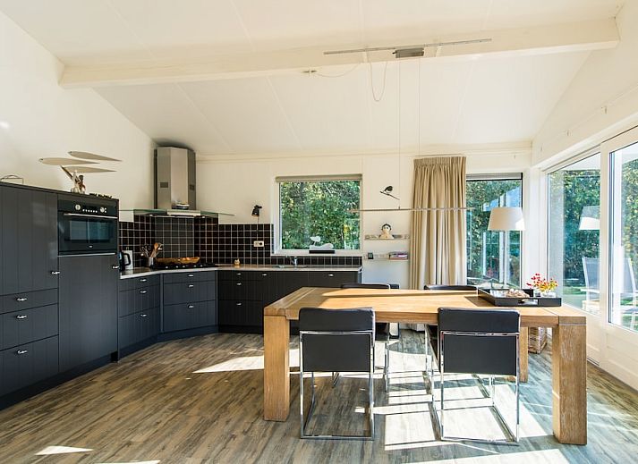 Teichhaus 4 Bungalow in Hollum, Ameland mit sonniger Terrasse und gruenem Garten, ideal fuer Entspannung auf den Watteninseln.