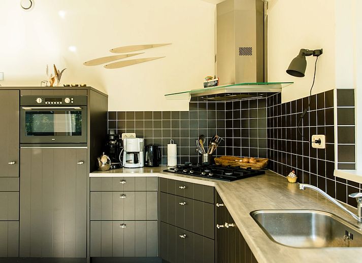 Teichhaus 4 Bungalow in Hollum, Ameland mit sonniger Terrasse und gruenem Garten, ideal fuer Entspannung auf den Watteninseln.