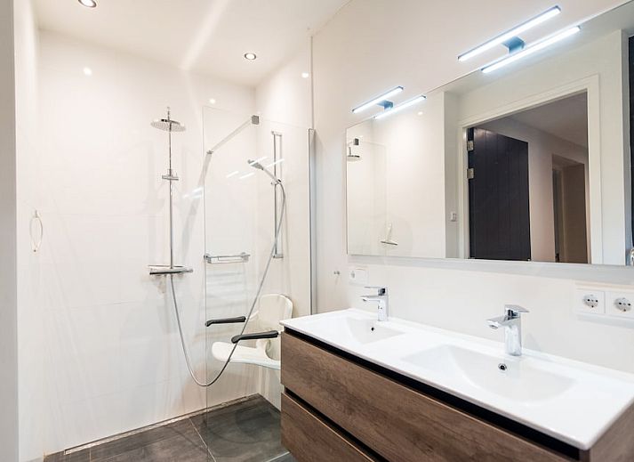 Gezellige woonkamer in Bornrif Luxe 8, een bungalow in Hollum, Ameland. Ruime binnenruimte met comfortabele zitplekken en veel natuurlijk licht.