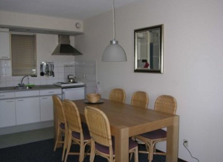 Gezellige woonkamer in Amelander Kaap nr. 54, appartement in Hollum, Ameland. Comfortabele zithoek voor ontspanning op de Waddeneilanden.