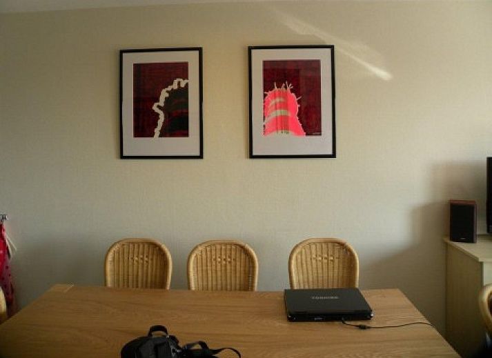 Gezellige woonkamer in Amelander Kaap nr. 54, appartement in Hollum, Ameland. Comfortabele zithoek voor ontspanning op de Waddeneilanden.