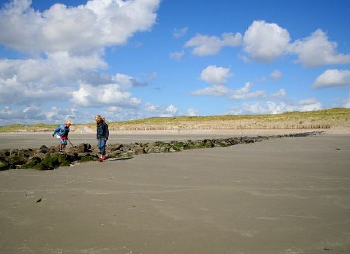 Kleefkruid Bungalow in Hollum, Ameland, umgeben von grner Natur und blauem Himmel.
