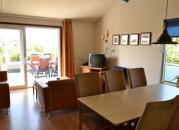 Kleefkruid Bungalow in Hollum, Ameland, umgeben von grner Natur und blauem Himmel.
