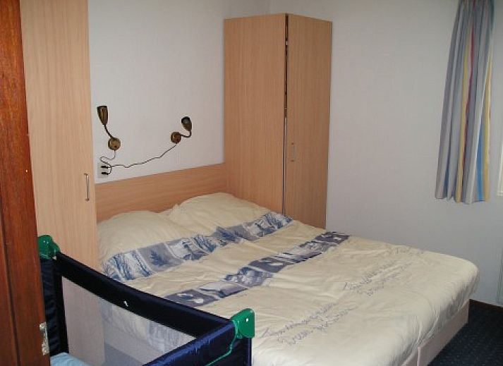 Kleefkruid Bungalow in Hollum, Ameland, umgeben von grner Natur und blauem Himmel.