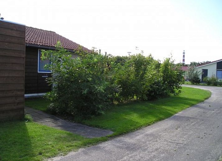 Gemtliche Kche im Bungalow Kleefkruid, Hollum, Ameland mit modernen Annehmlichkeiten.