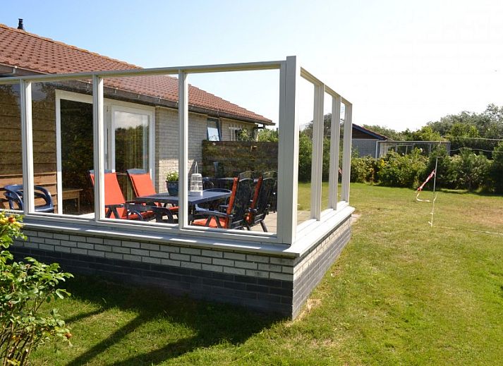 Gemtliche Kche im Bungalow Kleefkruid, Hollum, Ameland mit modernen Annehmlichkeiten.