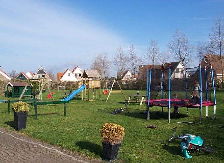 Freyenburgh vakantiehuis in Hollum, Ameland met charmante gevel en tuin, ideaal voor een ontspannen verblijf op de Waddeneilanden.