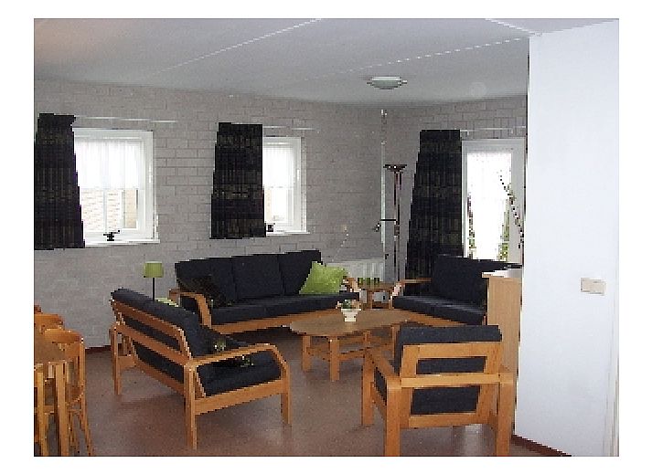 Freyenburgh vakantiehuis in Hollum, Ameland met charmante gevel en tuin, ideaal voor een ontspannen verblijf op de Waddeneilanden.