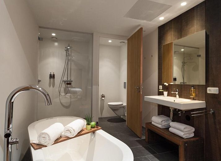 Van Heeckeren Hotel ingang in Nes, Ameland, vakantiehotel omgeven door groen en fietsen.