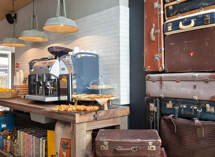 Van Heeckeren Hotel ingang in Nes, Ameland, vakantiehotel omgeven door groen en fietsen.