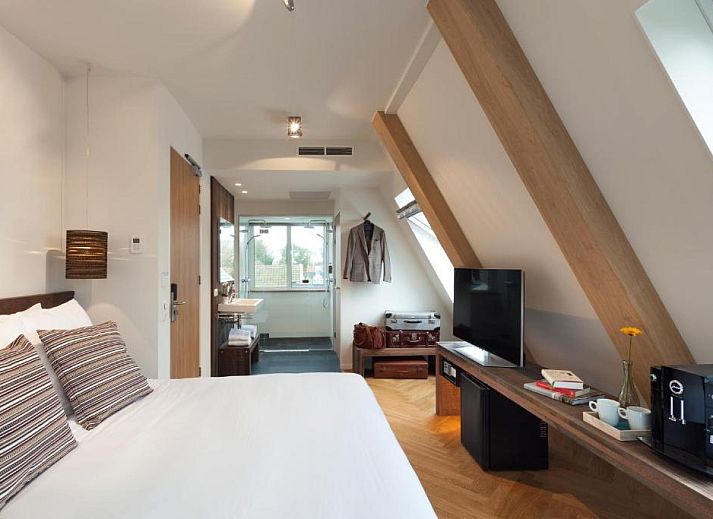 Van Heeckeren Hotel ingang in Nes, Ameland, vakantiehotel omgeven door groen en fietsen.