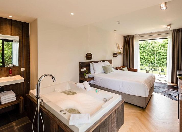 Luxe slaapkamer in Van Heeckeren Hotel Nes, Ameland, met moderne inrichting en veel licht.