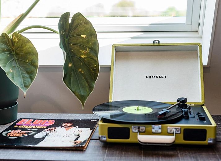 Luxe slaapkamer in Van Heeckeren Hotel Nes, Ameland, met moderne inrichting en veel licht.