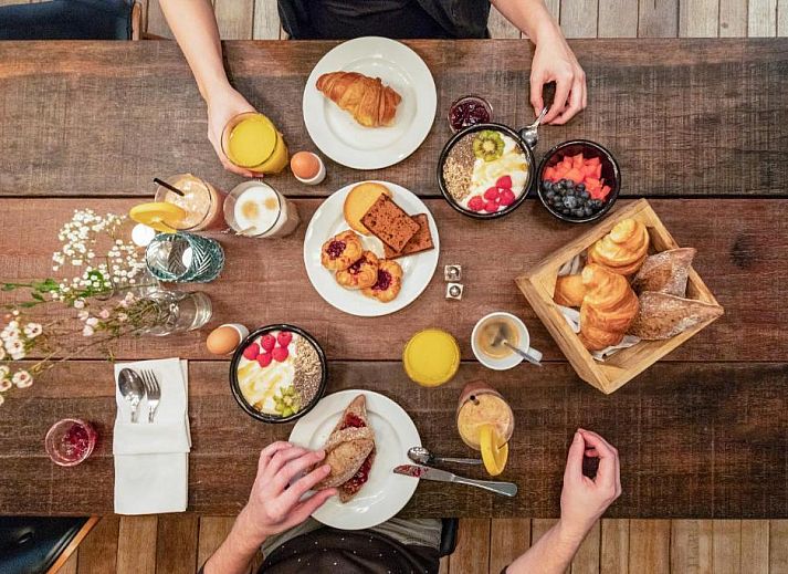 Elegante badkamer in Van Heeckeren Hotel Nes, Ameland, met bad en moderne voorzieningen.