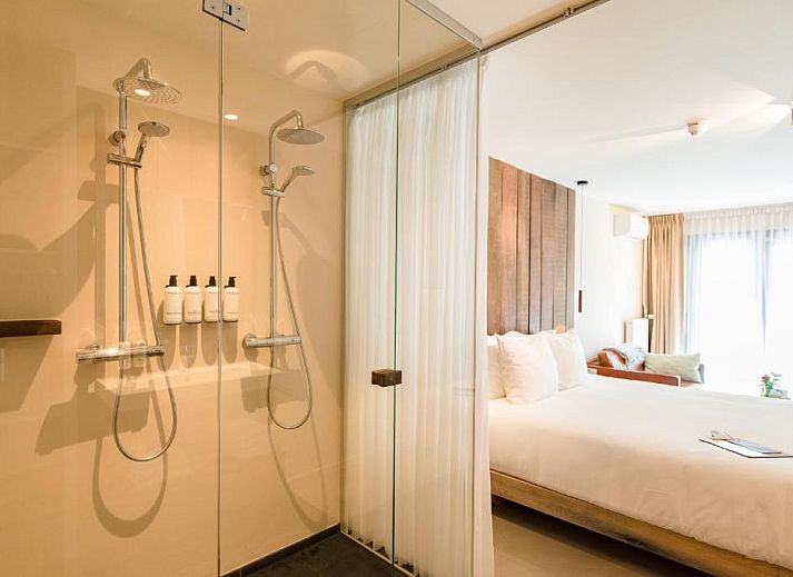 Elegante badkamer in Van Heeckeren Hotel Nes, Ameland, met bad en moderne voorzieningen.