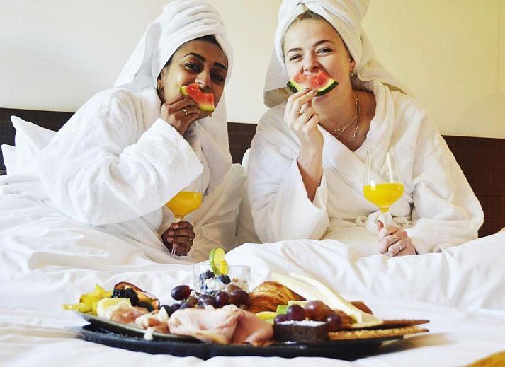 Ontbijthoek in Van Heeckeren Hotel Nes, Ameland, met koffiemachine en versgebakken lekkernijen.