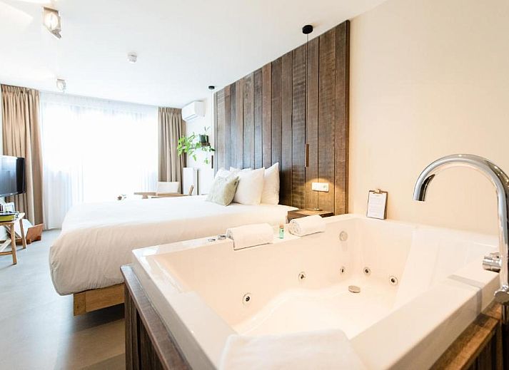 Ontbijthoek in Van Heeckeren Hotel Nes, Ameland, met koffiemachine en versgebakken lekkernijen.