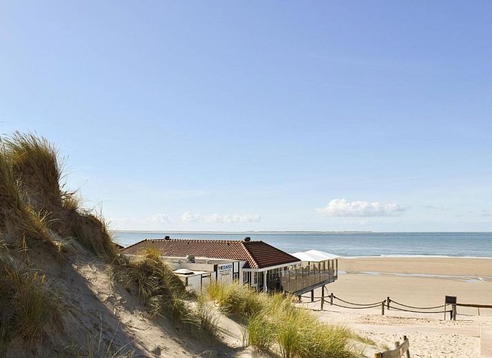 Stijlvolle hotelkamer in Van Heeckeren Hotel Nes, Ameland, met uitzicht op de natuur.