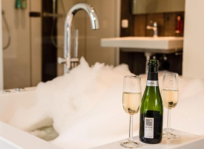 Stijlvolle hotelkamer in Van Heeckeren Hotel Nes, Ameland, met uitzicht op de natuur.