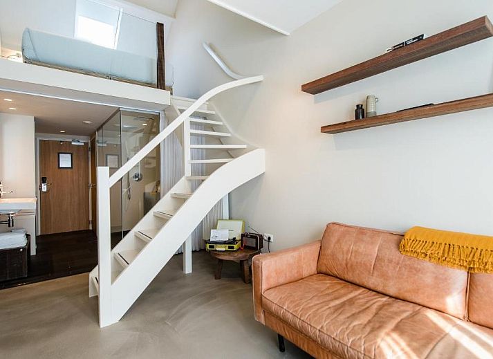 Stijlvolle hotelkamer in Van Heeckeren Hotel Nes, Ameland, met uitzicht op de natuur.