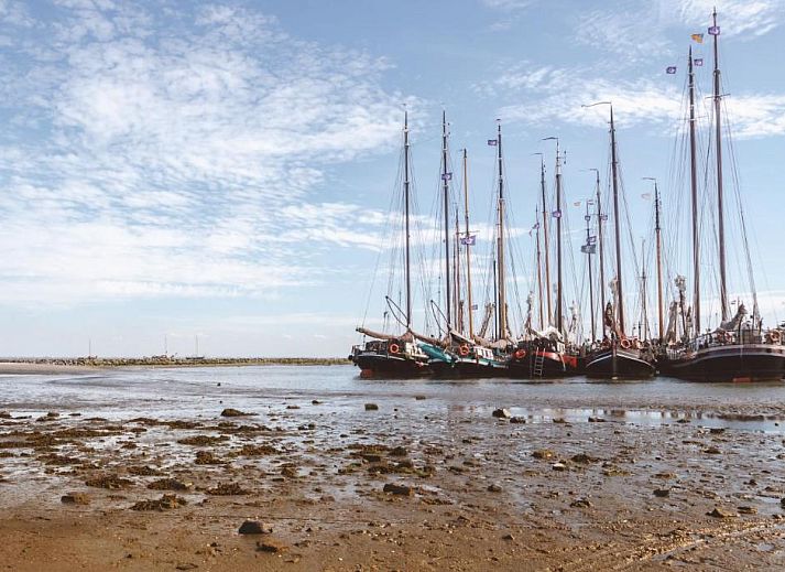 Stijlvolle hotelkamer in Van Heeckeren Hotel Nes, Ameland, met uitzicht op de natuur.