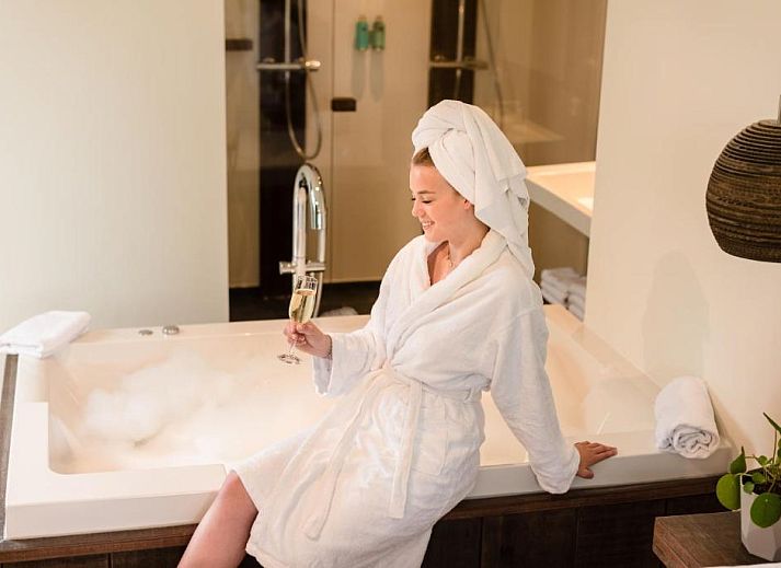 Stijlvolle hotelkamer in Van Heeckeren Hotel Nes, Ameland, met uitzicht op de natuur.