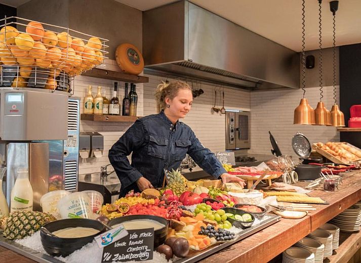 Buitenkant van Van Heeckeren Hotel Nes, Ameland, met moderne architectuur en groene omgeving.