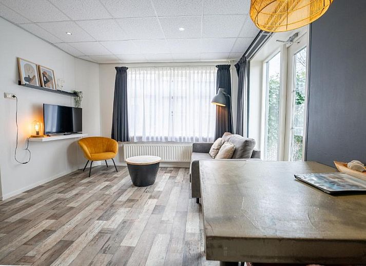 De Berkenhof appartement in Nes, Ameland met charmante gevel en balkon, ideaal voor vakantie op de Waddeneilanden.