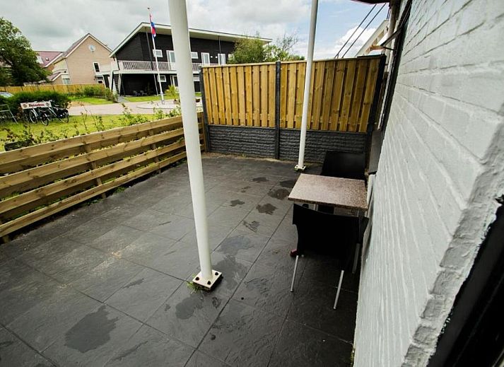 De Berkenhof appartement in Nes, Ameland met charmante gevel en balkon, ideaal voor vakantie op de Waddeneilanden.