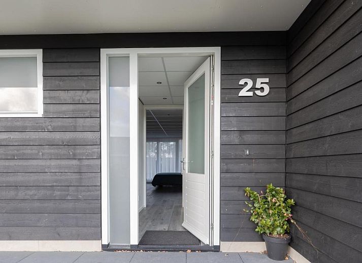 Moderne woonkamer in De Berkenhof appartement, Nes, Ameland. Comfortabele zithoek met veel natuurlijk licht.