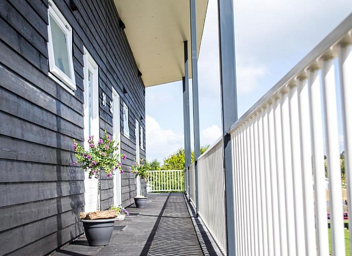 Moderne woonkamer in De Berkenhof appartement, Nes, Ameland. Comfortabele zithoek met veel natuurlijk licht.