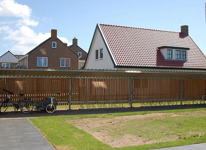 Stijlvol vakantiehuis De Berkenhof in Nes, Ameland. Ruime buitenkant met moderne architectuur.