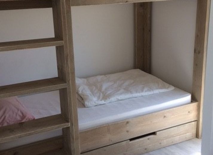 Parnassia Bungalow in Nes, Ameland mit Reetdach und Terrasse inmitten der Natur.