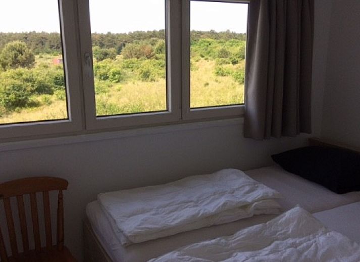 Parnassia Bungalow in Nes, Ameland mit Reetdach und Terrasse inmitten der Natur.