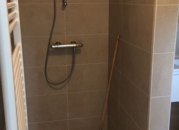 Terrasse des Parnassia-Bungalows in Nes, Ameland mit Blick auf die gruene Umgebung.