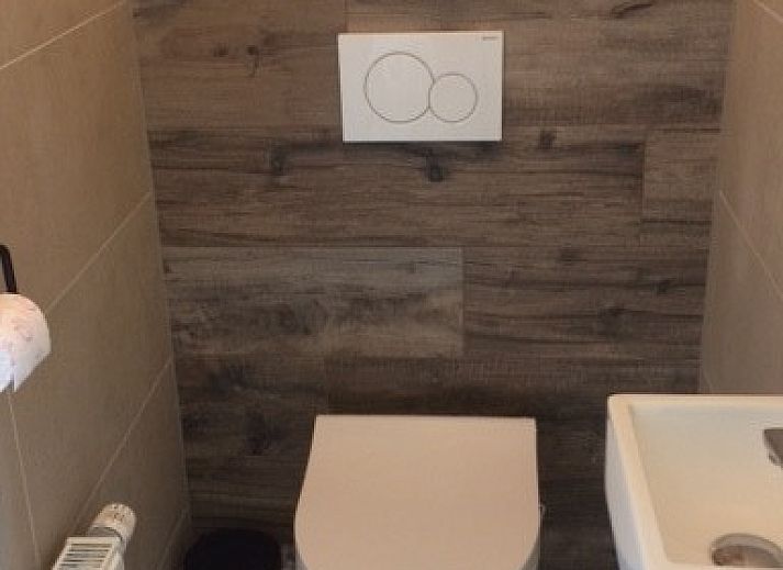 Terrasse des Parnassia-Bungalows in Nes, Ameland mit Blick auf die gruene Umgebung.