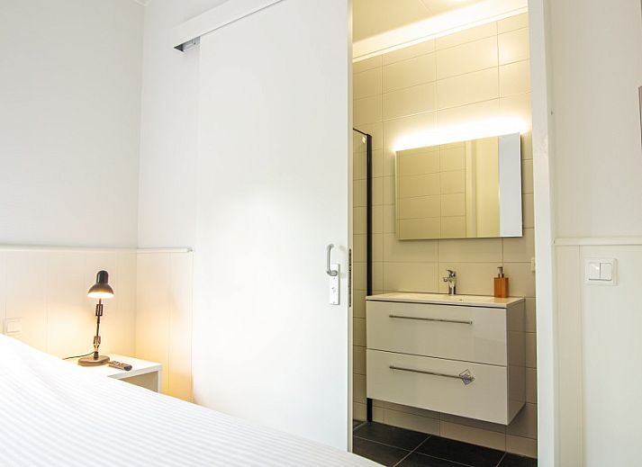 Zufahrtsstrasse zu Nesserduinen 42E, Ferienhaus in Nes, Ameland, umgeben von gruener Natur.